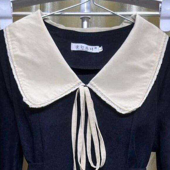 🎀 Black Dress with Oversized Cream Collar - Picture 2 of 3